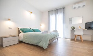 Habitación doble estándar, balcón, vista al patio | Escritorio, espacio para trabajar con laptop y insonorización 