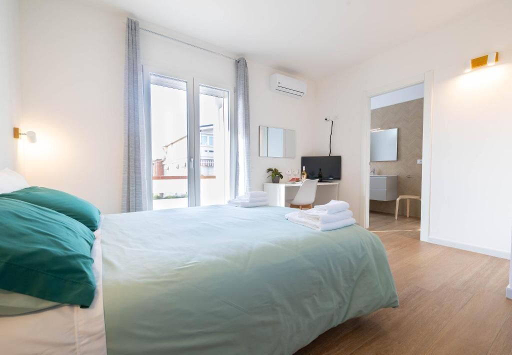 Habitación doble estándar, balcón, vista al patio | Escritorio, espacio para trabajar con laptop y insonorización 