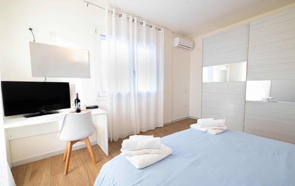 Habitación doble estándar, balcón, vista al patio | Escritorio, espacio para trabajar con laptop y insonorización 