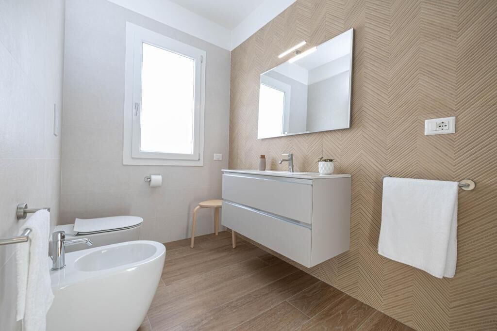 Kostenlose Toilettenartikel, Haartrockner, Hausschuhe, Handtücher