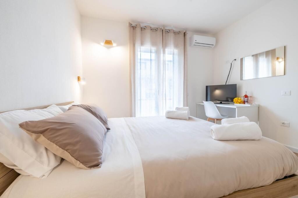 Habitación doble estándar, balcón, vista al patio | Escritorio, espacio para trabajar con laptop y insonorización 
