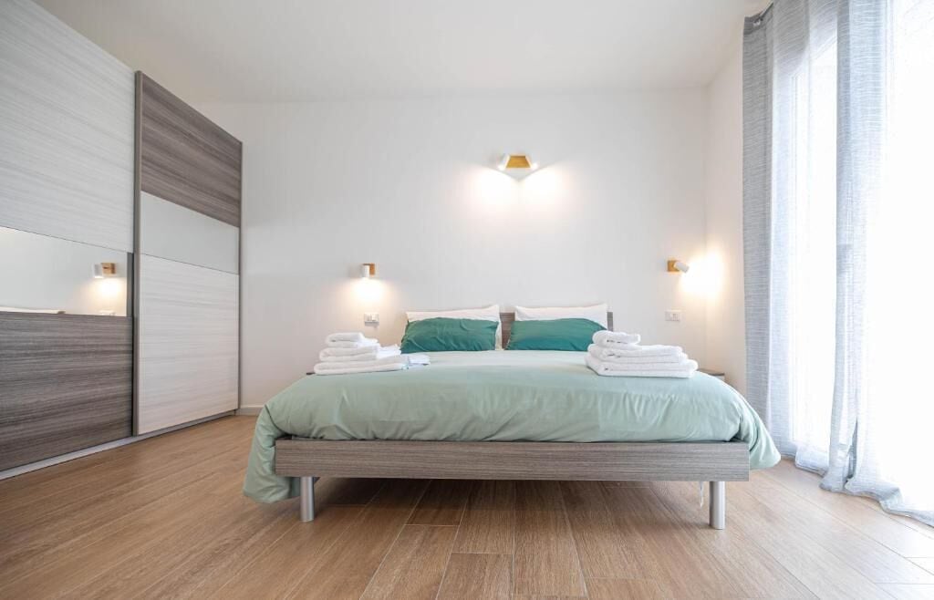 Standard-Doppelzimmer, Balkon, Blick auf den Innenhof | Schreibtisch, laptopgeeigneter Arbeitsplatz, schallisolierte Zimmer