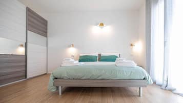 Standard-Doppelzimmer, Balkon, Blick auf den Innenhof | Schreibtisch, laptopgeeigneter Arbeitsplatz, schallisolierte Zimmer