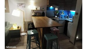 Kahvin-/teenkeitin, jääkaappi, mikroaaltouuni, uuni