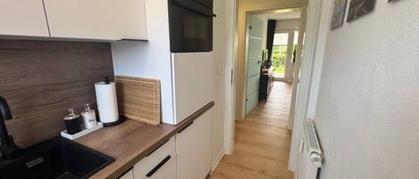 Coffee/tea maker, fridge, microwave, oven