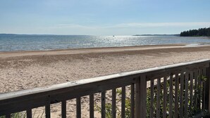 Ein Strand mit einer Holzterrasse im Vordergrund.