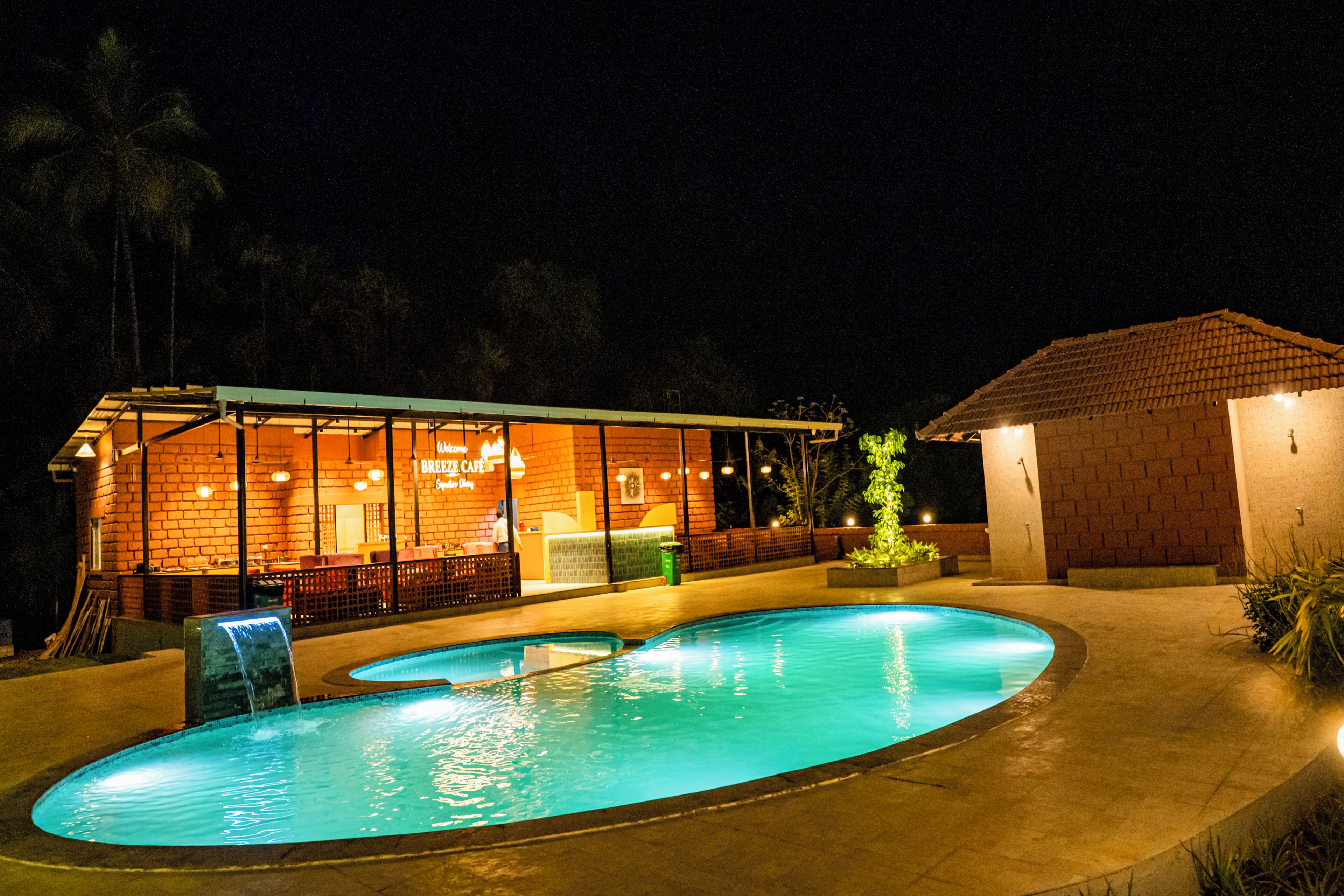 2 outdoor pools