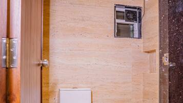 Family Suite | Bathroom | Free toiletries, towels, soap, shampoo