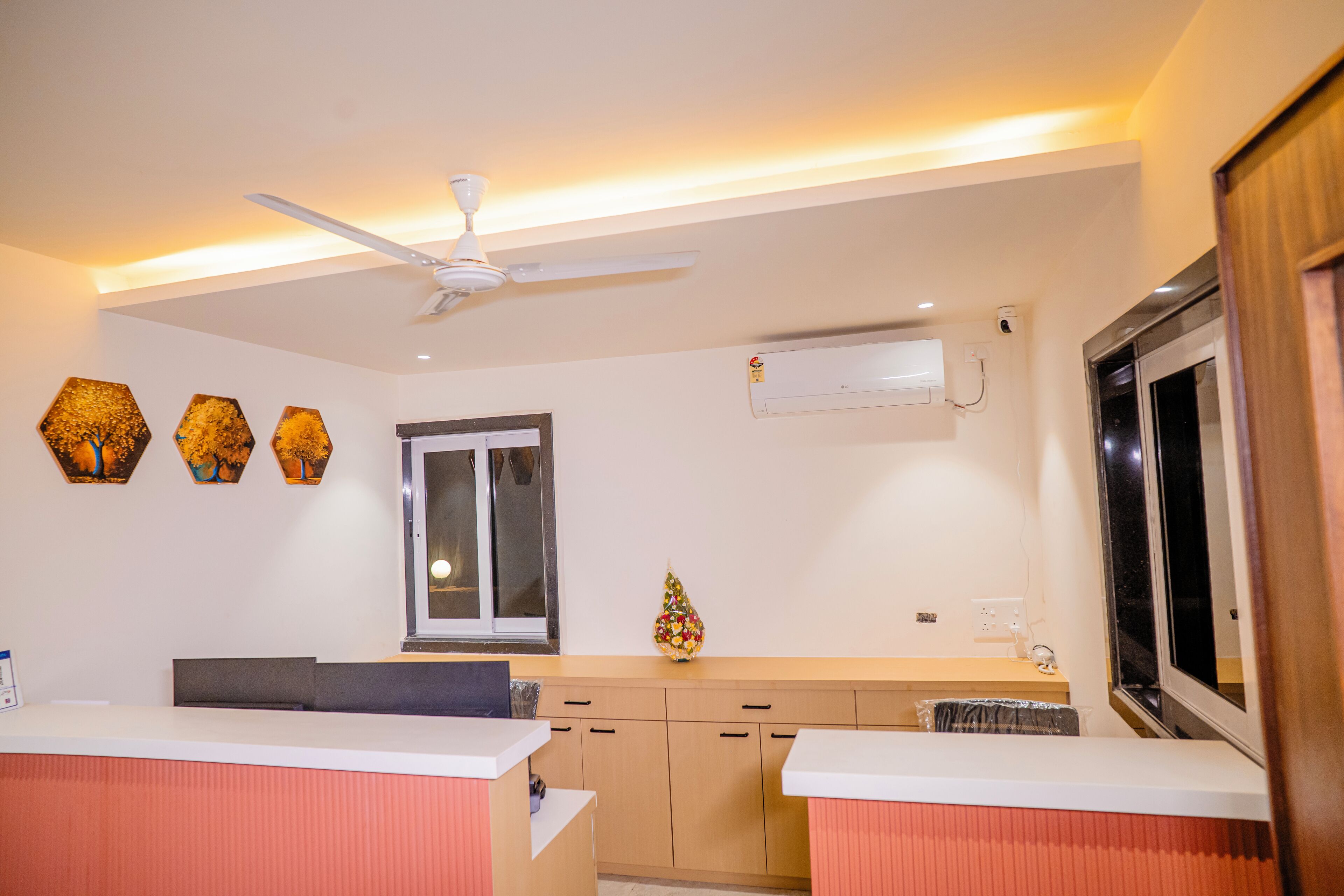 Una cocina moderna con ventilador de techo, ventana y aire acondicionado.