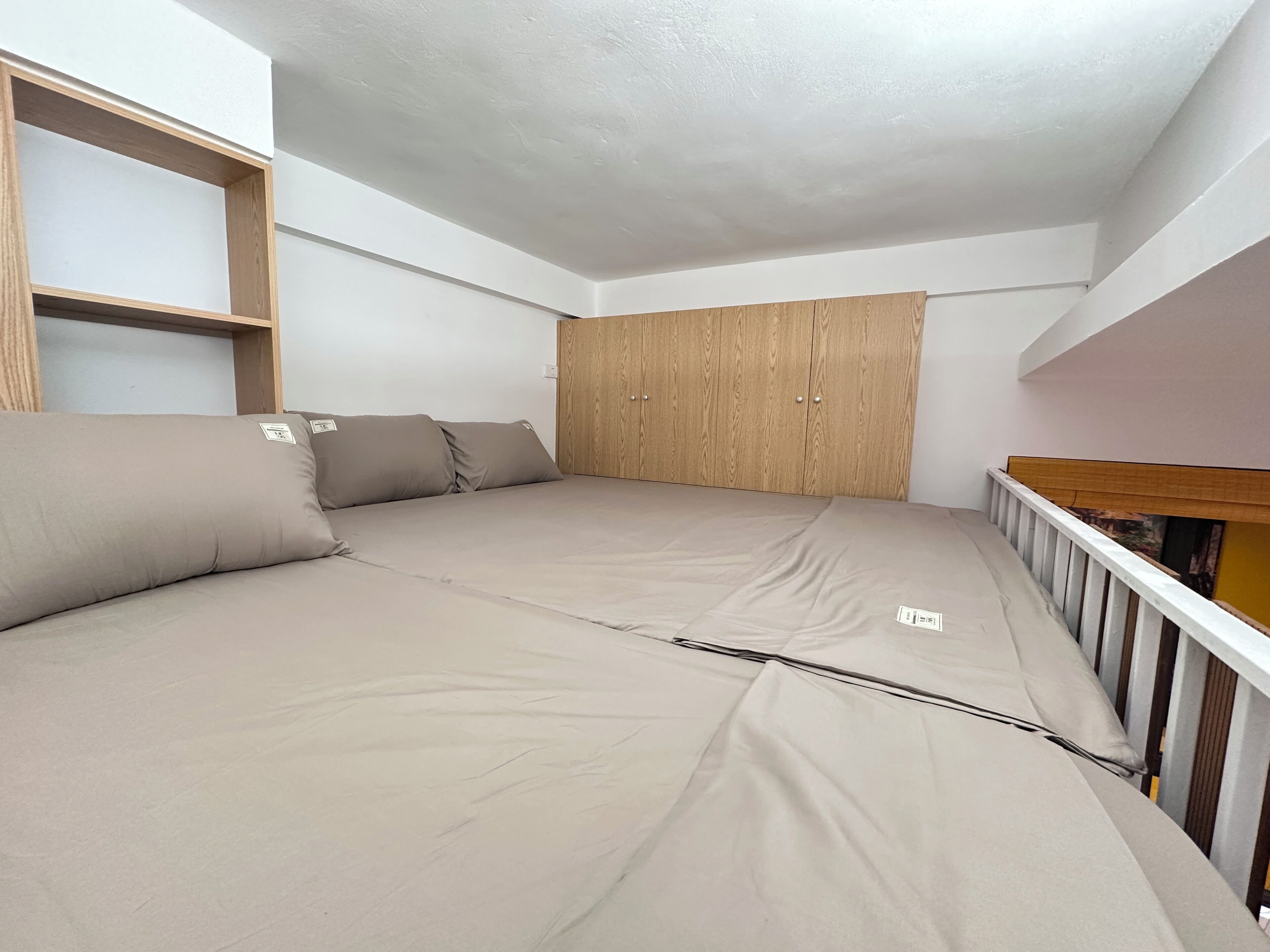 Classic Duplex | Meja, ruang kerja komputer riba, langsir/tirai gelap terus 