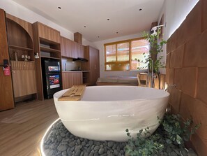 Junior Suite | Meja, ruang kerja komputer riba, langsir/tirai gelap terus 