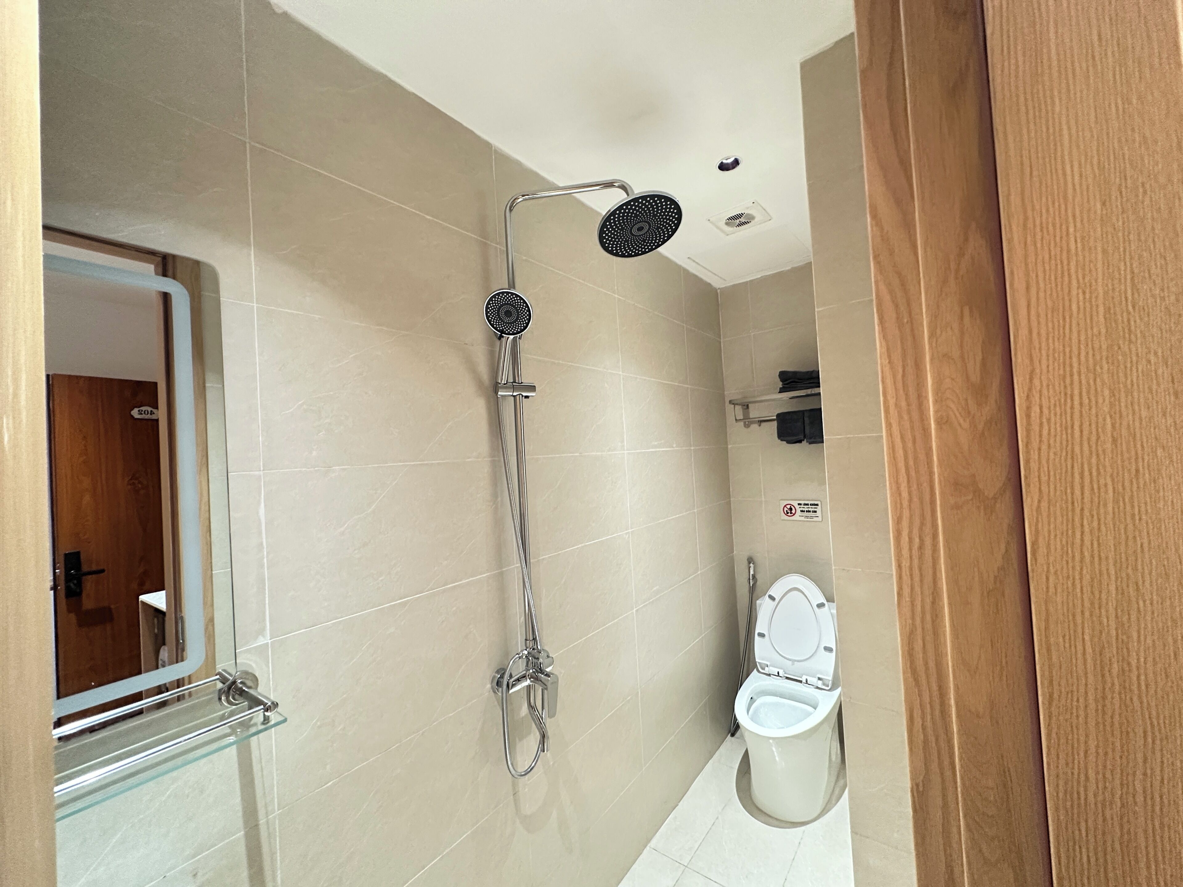 Deluxe Room | Bathroom | Combined shower/tub, hair dryer, slippers, towels