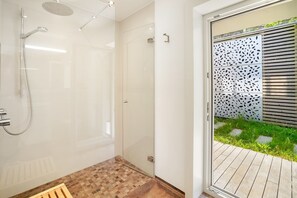Bruser, hårtørrer, håndklæder