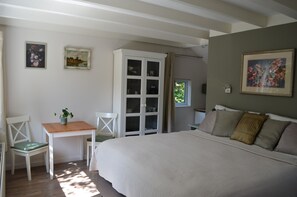 Cofres nos quartos, Wi-Fi de cortesia, roupa de cama