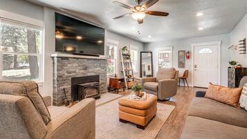 TV, fireplace