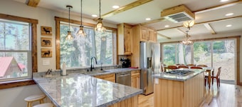 Hike, Ski & Explore! Spacious Home in Twin Bridges