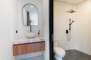 Villa, 2 slaapkamers, privézwembad | Badkamer | Een douche, handdoeken, zeep, shampoo