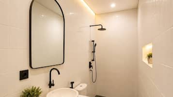 Villa, 2 habitaciones, piscina privada | Baño | Ducha, toallas, jabón y champú