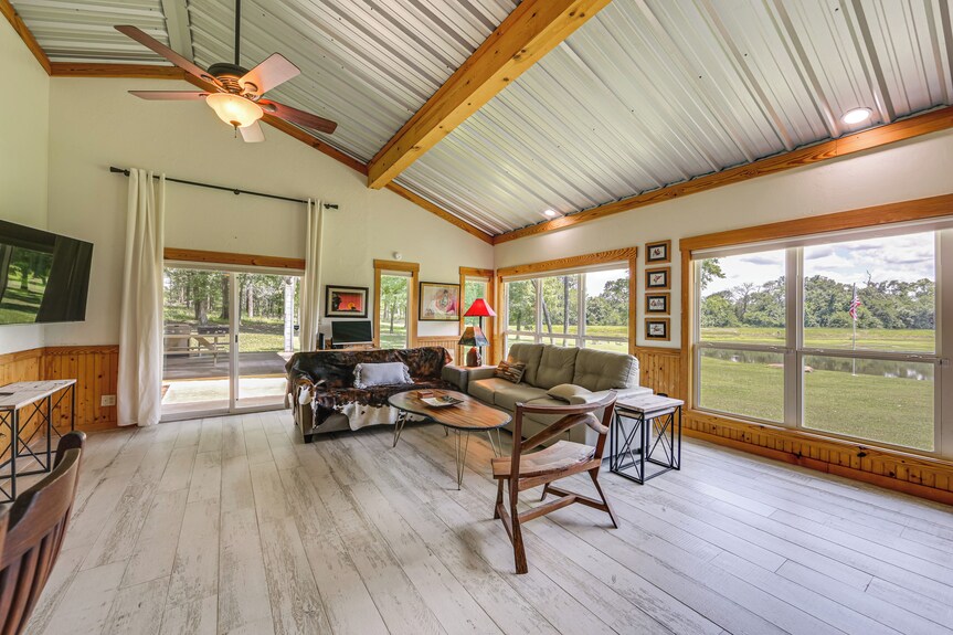 Fish On-site! 35-acre Escape Near Cedar Creek Lake - Log Cabin, TX