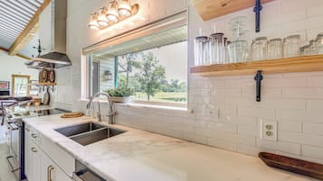 Fridge, microwave, stovetop, dishwasher