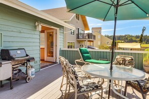 A deck with outdoor furniture, a grill, and a view of neighboring houses. - < 1 Mi to Beach! Ocean-View Getaway in Freeland (Freeland)