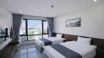Deluxe Double or Twin Room, City View | Desk