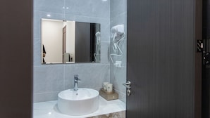 Phòng đôi Tiêu chuẩn | Phòng tắm | Buồng tắm vòi sen, máy sấy tóc, khăn tắm, dầu gội 
