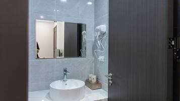 Standard Double Room | Bathroom | Shower, hair dryer, towels, shampoo