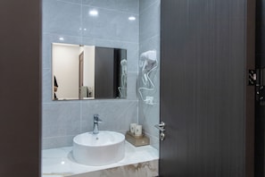 Quarto casal standard | Banheiro | Chuveiro, secador de cabelo, toalhas de banho, shampoo