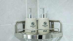 Phòng đôi hoặc 2 giường đơn Deluxe, quang cảnh thành phố | Tiện nghi phòng tắm | Buồng tắm vòi sen, máy sấy tóc, khăn tắm, dầu gội 