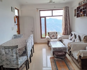 Living area - Peaceful Poses Ayurveda & Yoga Retreat (Rishikesh)