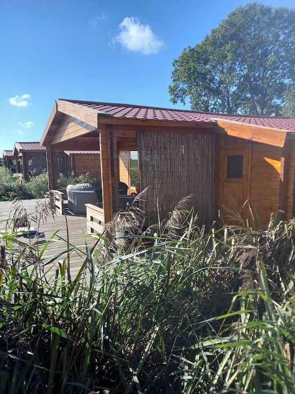 Cabin Sleeps 4 With Hot Tub And Garden - Franeker