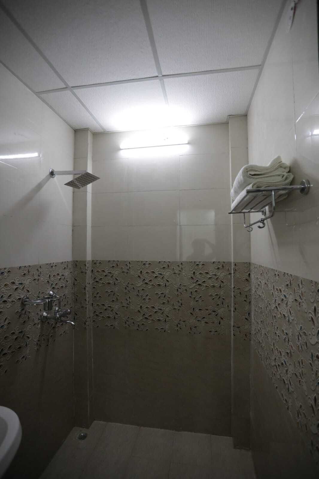 Tina, amenidades de baño gratuitas, toallas, jabón 