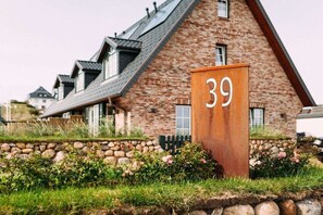A brick building with a number 39 sign in front. - Holiday home in Hörnum with swimming pool (Hörnum)