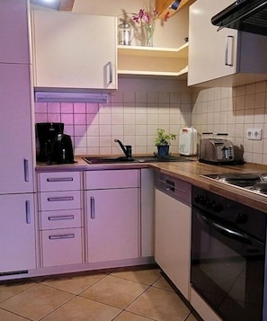 Wasserkocher mit Kaffee-/Teezubehör, Kühlschrank, Ofen, Herdplatte