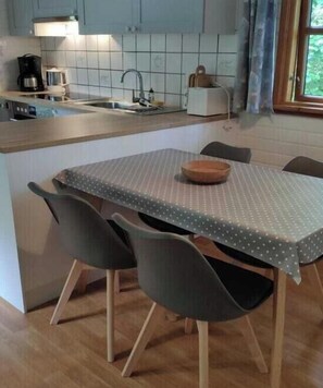 Dining - Farm in Boren with swimming pool (Boren)
