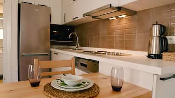 Apartment, 1 Bedroom, Garden View | Dapur peribadi | Peti sejuk/penyejuk beku saiz penuh, ketuhar gelombang mikro, ketuhar