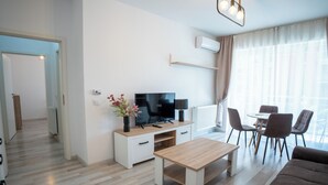 Apartamento, balcón, vistas a la ciudad | Zona de estar