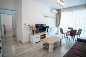 Apartment, Balcony, City View | Living area