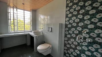 Villa, balkong, hageutsikt | Bad