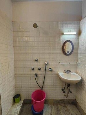 Douche, serviettes fournies, savon