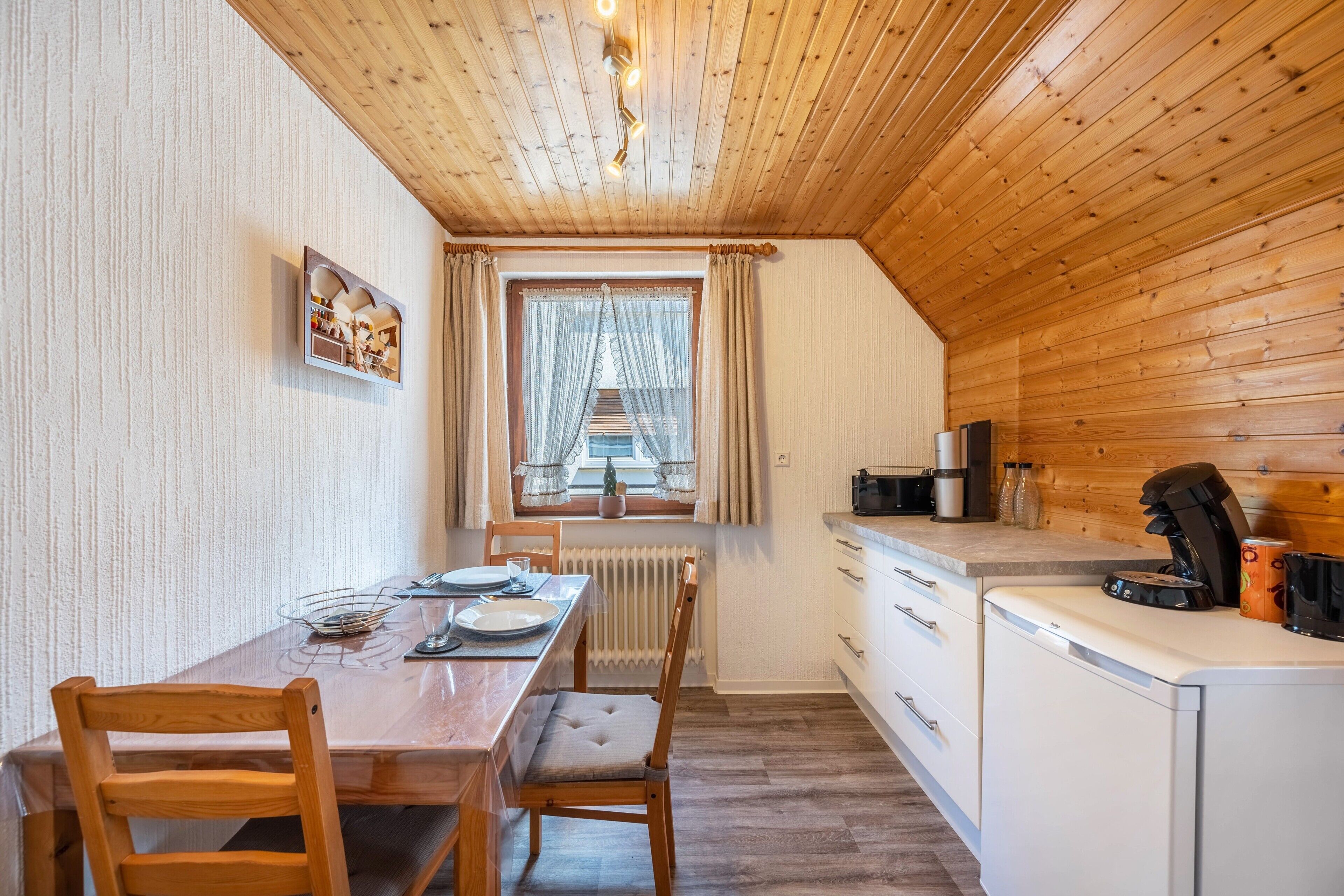 Wasserkocher mit Kaffee-/Teezubehör, Kühlschrank, Ofen, Herdplatte