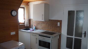 Kühlschrank, Ofen, Herdplatte, Wasserkocher mit Kaffee-/Teezubehör