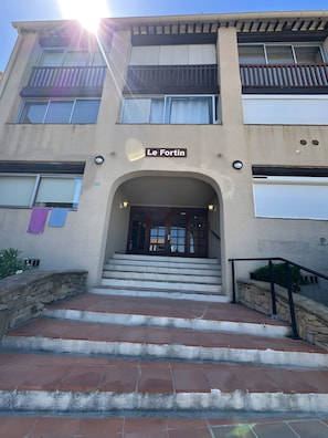 Un bĂątiment sur lequel on peut lire lâinscription « Le Fortin », avec un escalier menant Ă une porte, des murs en pierre et un balcon dotĂ© de balustrades.