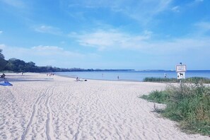 A beach with people, a sign, and a clear sky. - Holiday apartment with 2 bedrooms (Waldeck)