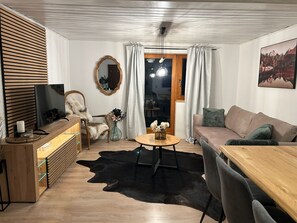 Superior-Apartment, Balkon | Wohnbereich
