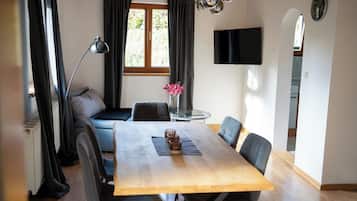 Comfort Apartment, 2 Bedrooms, Balcony, Mountain View | Tempat makan