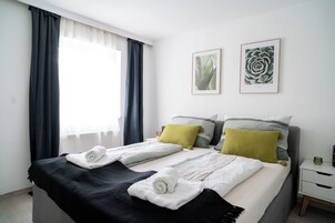 Tabla de planchar con plancha, wifi gratis y ropa de cama 