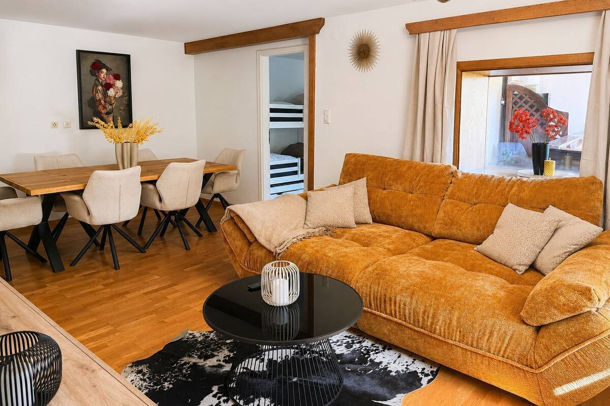 Superior Apartment, Mountain View | Living area