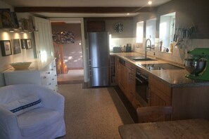 Eine Küche mit Kühlschrank, Spüle und Schränken.